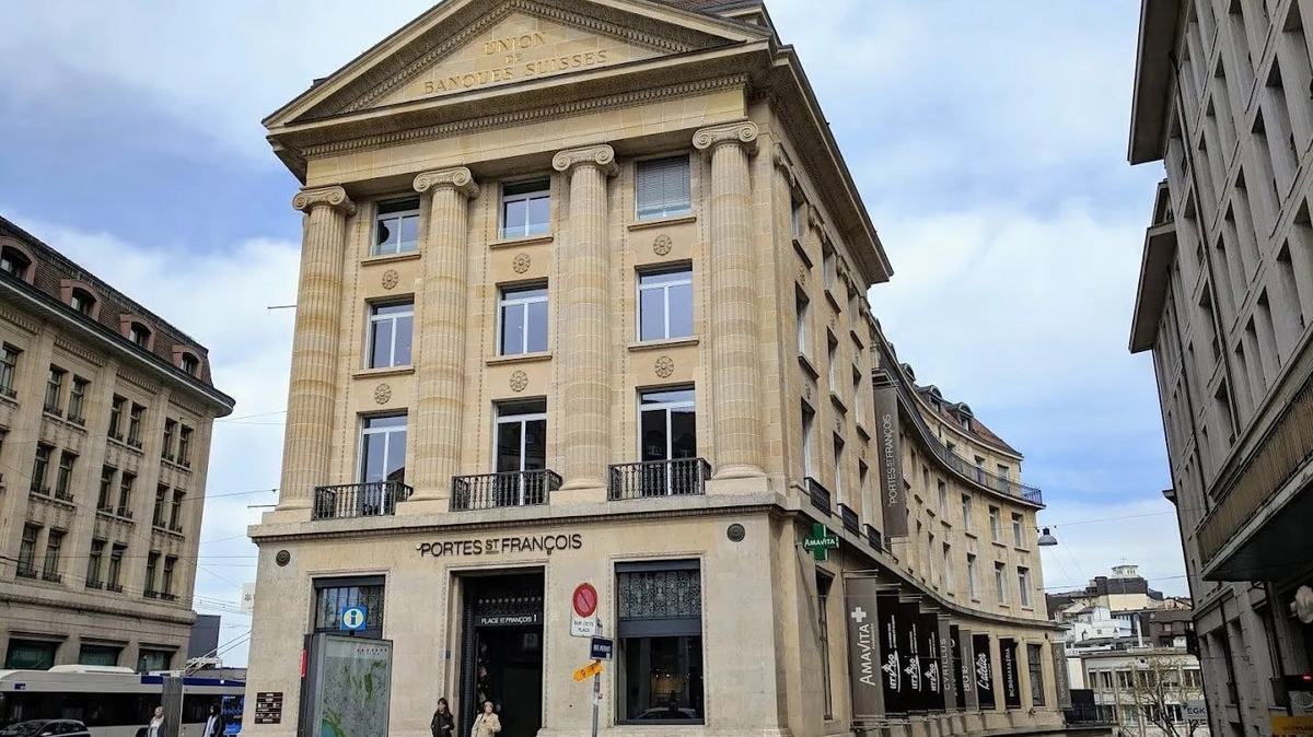 Immeuble d’angle en pierre à colonnes et fronton gravé, entrée marquée Portes St-François